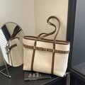 Elegante borsa a secchiello panna e marrone con borchie dorate e dettaglio fibbia - Bianco