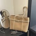 Borsa tote kaki in pelle martellata con borchie metalliche e dettagli con fibbia - Cachi