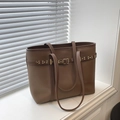 Borsa tote in pelle martellata marrone scuro con fibbia a rivetti dorati - Marrone