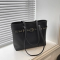 Borsa tote nera in pelle martellata con cinturino a rivetti dorati e grande capienza - Nero