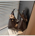 Dettaglio borsa tote vintage in pelle marrone scuro con un simpatico portachiavi di peluche - Con Ciondolo / Marrone