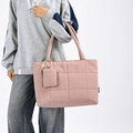 Borsa tote trapuntata rosa morandi con portamonete abbinato su una modella - Rosa