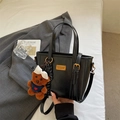 Borsa a secchiello vintage in pelle nera con placca dorata e ciondolo orsetto marrone - Nero con ciondolo