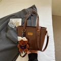 Borsa a secchiello vintage in pelle marrone con ciondolo a orsetto e targa dorata - Marrone Scuro Con Pendente