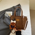 Borsa a secchiello vintage marrone da donna con un grazioso ciondolo a forma di orso - Marrone Chiaro Con Pendente