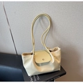 Détail du sac cabas vert clair en similicuir avec boucle en métal et longue bandoulière - Jaune
