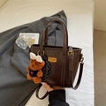 Borsa a secchiello in pelle testa di moro con ciondolo a orsetto e tracolla regolabile - Caffè con Ciondolo