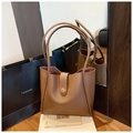 Dettaglio della borsa tote in pelle marrone con motivo litchi e chiusura magnetica a scatto - Marrone