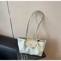 Vue détaillée du sac cabas vert menthe en cuir souple avec rabat et boucle métal - Vert