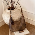 Braune Hobo-Schultertasche mit Marmortextur Leder und Golddetails in Vintage-Umgebung - Braun mit Anhänger
