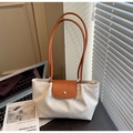 Détail d'un grand sac cabas blanc en cuir avec poignées marron dans un bureau - Blanc Cassé