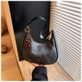 Dunkelgraue Hobo-Tasche aus gewaschenem Canvas mit Ledergriff und Metallbeschlägen - Schwarz mit Anhänger