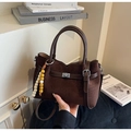 Sac seau bandoulière marron foncé en suédine avec fermoir rotatif et bijou de sac - Café avec Pendentif