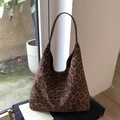 Dettaglio della borsa hobo leopardata con tracolla in pelle marrone in luce naturale - Marrone