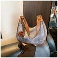 Retro Hobo-Tasche in Denim-Blau mit braunem Kunstlederbesatz und geflochtenem Ring - Blau mit Anhänger