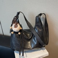 Borsa tote retrò in pelle nera con tracolla larga e ciondolo a forma di pecora di peluche - Con Ciondolo / Nero