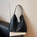Bolso Hobo negro minimalista de cuero con textura natural y correa de hombro - Negro