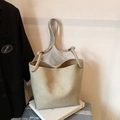 Minimalistische beige matte Beuteltasche aus Leder mit verstellbarem Gurt und viel Platz - Khaki