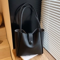 Borsa tote in pelle nera con manici lunghi e chiusura con fibbia dallo stile elegante - Nero