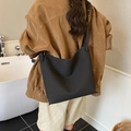 Minimalistische große schwarze matte Schultertasche aus der Rückenansicht des Modells - Schwarz