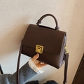 Bolso vintage marrón oscuro mate con hebilla dorada y correa de hombro ajustable - Marrón