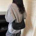 Schicke Halbmond-Tasche mit schwarzem Leopardenmuster und Lederriemen getragen von Model - Schwarz