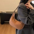 Braune Halbmond-Tasche mit Leopardenmuster und verstellbarem Schultergurt für den Herbst - Braun