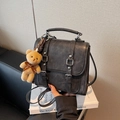 Sac à bandoulière noir mat rétro avec boucles et décoration charmante d'ours en peluche - Noir