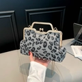 Pochette en fausse fourrure léopard gris avec poignée dorée en U et bandoulière - Léopard Gris
