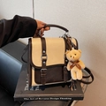 Sac bandoulière vintage crème et marron avec pendentif ours et boucles - Blanc Cassé