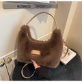 Detailaufnahme der braunen Kunstfelltasche mit Lederpatch und abnehmbarem Schultergurt - Kaffeebraun