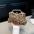 Pochette rétro imprimé léopard en fausse fourrure avec cadre en métal doré - Léopard Marron