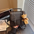 Sac bandoulière vintage marron foncé avec boucles en métal et pendentif ours - café