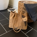 Braune Shopper-Tasche aus Wildleder mit Bären-Anhänger, retro Schultertasche im Vintage-Stil - Braun mit Anhänger