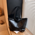 Minimalistische schwarze große Shopper Tasche mit passendem Beutel und Lederstruktur - Schwarz