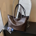 Minimalistische dunkelbraune Tragetasche aus mattem Lederimitat mit Mini-Taschenanhänger - Braun