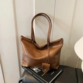 Dunkelbraune Leder-Shopper-Tasche mit langen Trägern und passendem kleinem Beutel - Braun