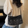 Borsa a tracolla alla moda in denim nero lavato con doppie tasche frontali e fibbie in metallo - Nero