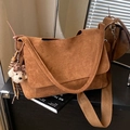 Borsa a tracolla in pelle scamosciata marrone con ciondolo a forma di orsetto - Con Ciondolo / Marrone