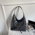 Détail du sac cabas noir mat montrant le crochet métallique et la sangle à œillets - Noir