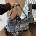 Borsa a spalla regolabile in denim lavato blu con doppie tasche anteriori e fibbie in argento - Blu Denim