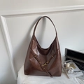 Détail du grand sac cabas vintage en similicuir marron foncé avec boucles dorées - Marron