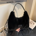 Schicke schwarze Plüschtasche aus Kunstfell mit Stoffetikett und Ledergriffen - Schwarz