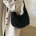 Grande borsa hobo a spalla con stampa leopardata scura in morbida pelle scamosciata casual - Nero