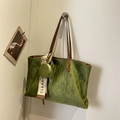Borsa tote verde oliva in camoscio trapuntato con una piccola pochette tonda - Verde