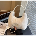 Weiße Kunstfell Plüschhandtasche in Halbmondform mit Love Everyday Etikett und Schultergurt - Cremeweiß
