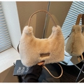 Beige Plüsch-Handtasche aus Kunstpelz mit Schultergurt und Lederetikett - Khaki