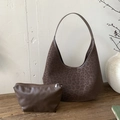 Borsa hobo leopardata marrone con pochette coordinata su base di legno rustico - Marrone