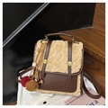 Detail van een vintage schoudertas van beige pluche en bruin leer met decoratieve hanger - Koffie met Hanger