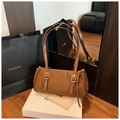 Détails du sac sous le bras en daim marron rétro avec boucles dorées et lanières - Marron